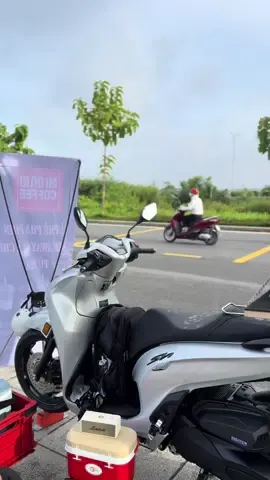 Em đứng bán cafe khúc đường song hành cao tốc LT-DG đi qua cầu ở chỗ trường quốc tế The American School, các bác hữu duyên ghé ủng hộ vợ chồng em ly cà phê nhé đa tạ mọi người ạ❤️❤️❤️#ilovetiktok 