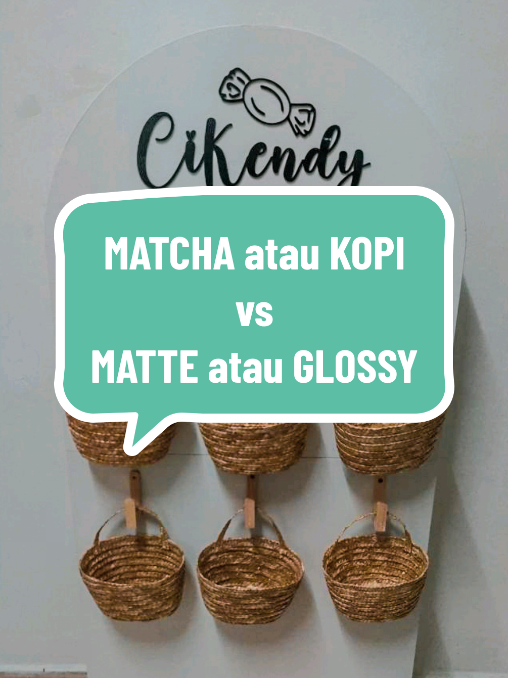Disaat orang lain pilih matcha atau kopi.. Yang diorang ni bertekak pasal cat candy wall matte ke glossy.. Macam tu lah yee.. #cikendybyhaswa #candywall  #matcha #kopi #candy 