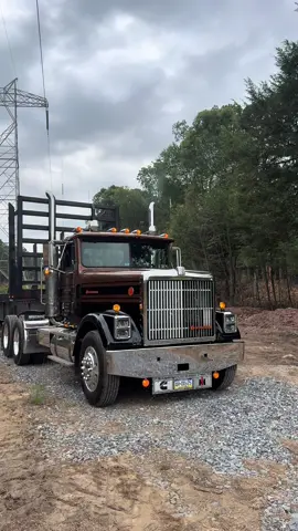 Way off the Black Top….. #international9300 #717loghaulers #blowthisup #largecarmag #oldschool 