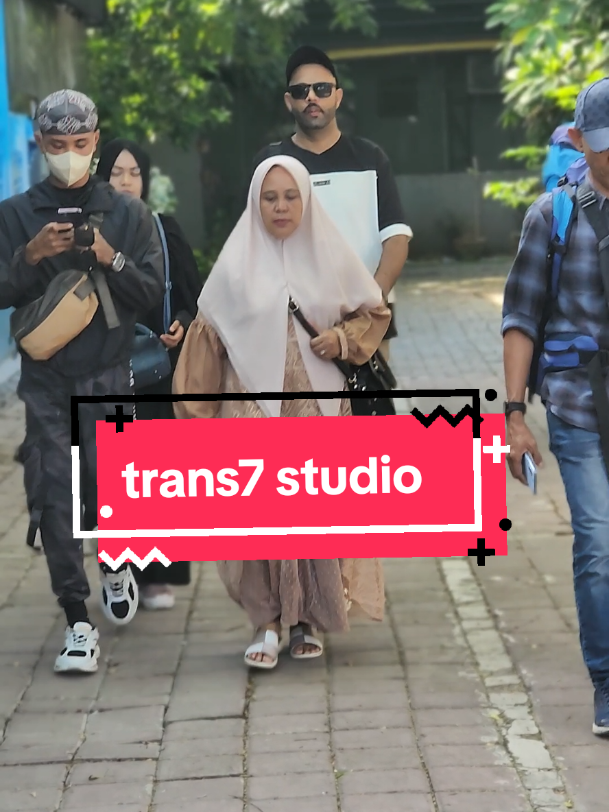tarans7 studio  jakrta bismillahi tawakaltu allallah lahaulla walakuwataillalat #jalankakikemekah #abangali #rumahallah #hendycs17 @TRANS7 @hendycs17 @Syedisrarhussain11 @bunga @Ds_Sultanpemurah68 