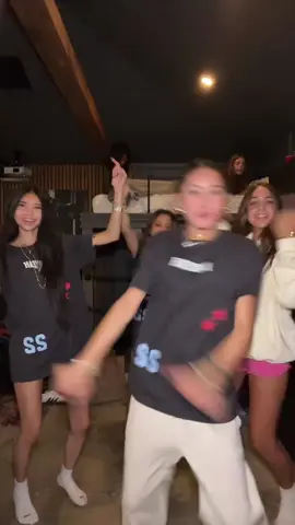 tag who you see!! #fyp #dance #trending #foryou 