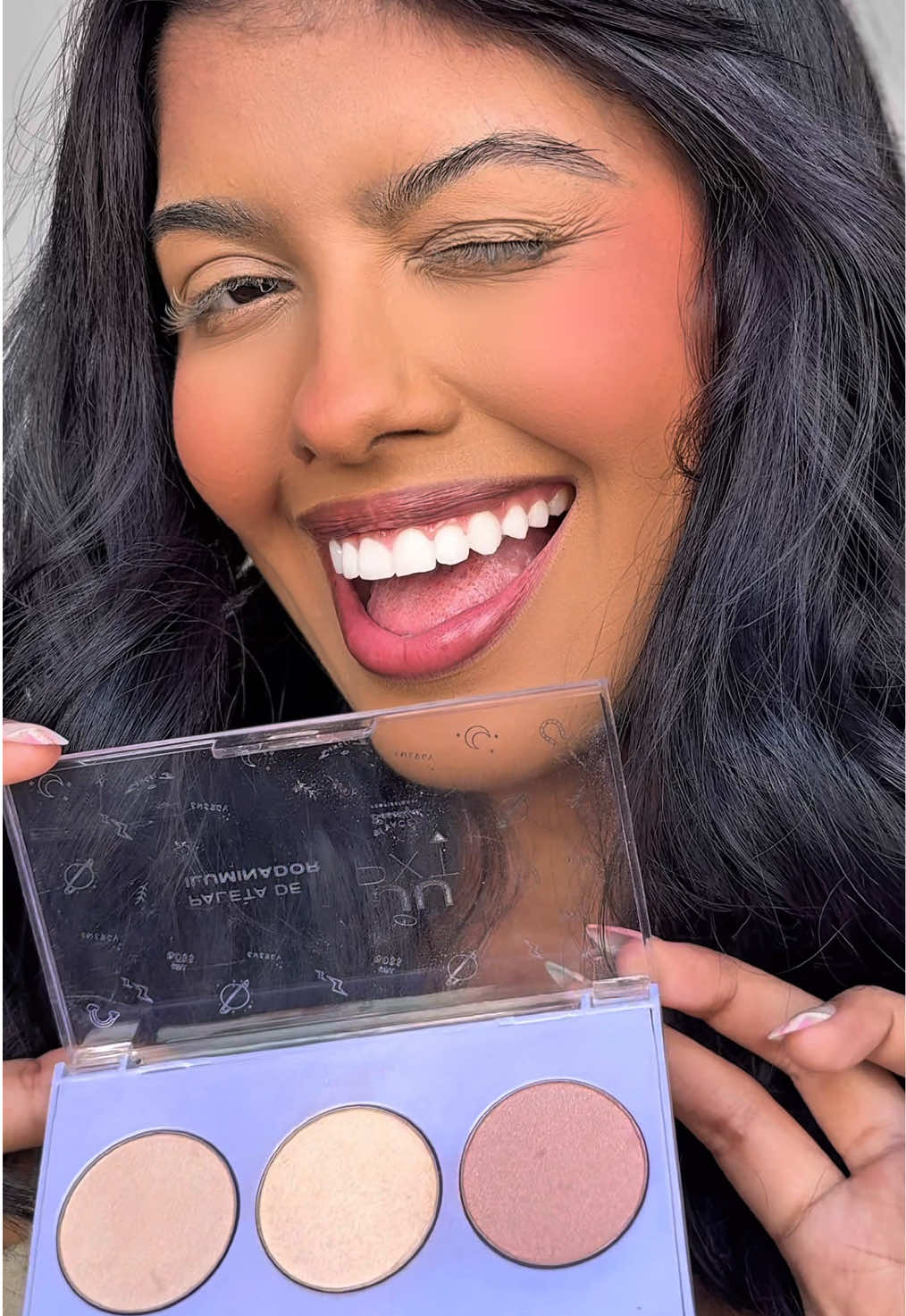 Porque a sua beleza merece palco. 💫  Com o trio de contorno, blush e iluminador by @juliapeixotoficial, sua maquiagem nunca mais será a mesma. 😍 Glow, cor e definição em três paletas que se completam! #facelovers #jupxt #paletas #maquiagem