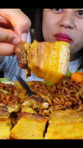 fatty pork pieces eating #mukbang #bigbites #eatingshow #pork #porkbelly   
