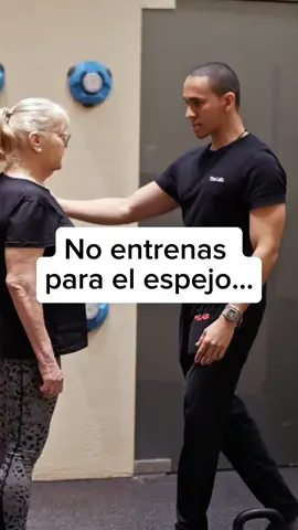 🚨 Sabías que la fuerza de tus manos predice cuánto tiempo vas a vivir de forma independiente?  👉 Es uno de los marcadores más claros de longevidad.  👉 Cuando pierdes fuerza en las manos, también pierdes capacidad para abrir un frasco, cargar el súper o simplemente sostener con seguridad.  👉 Lo mismo pasa en las piernas: menos fuerza = más riesgo de caídas = más dependencia.  ✅ El problema no es la edad.  ✅ El problema es dejar de estimular tu cuerpo.  La buena noticia: el músculo responde a cualquier edad.  Y cada vez que entrenas, no solo trabajas tu físico…  ❤️ Entrenas tu libertad.  ❤️ Entrenas tu futuro.  ❤️ Entrenas para seguir decidiendo por ti mismo. #thelabpanama #panama🇵🇦 #salirdeldolor #vidaactiva #envejecimientoactivo 