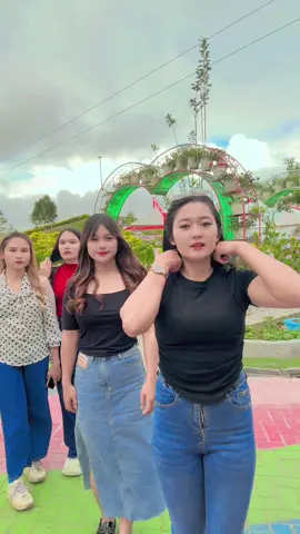 yang baju putih sama yang baju merah sudah ada yang punya,,,kalau yang baju hitam masih jomblo berkarat @Angelista silaban shop @Nia Silalahi @Irayati Sitinjak 