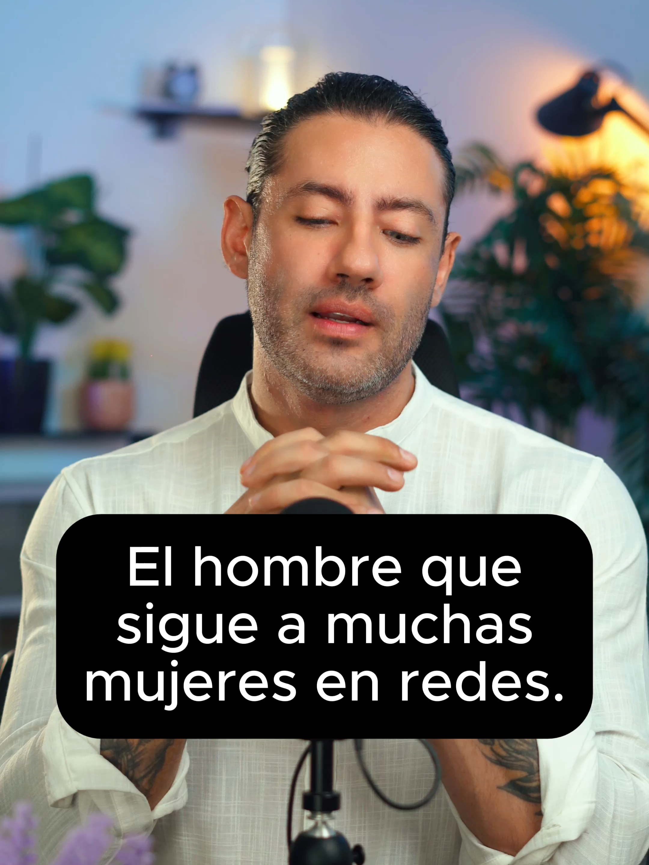 El hombre que sigue a muchas mujeres en redes sociales.  #Frases #motivación #personal #honestidad #hombresdevalor #mujeresdevalor #amor #DanielDueñas