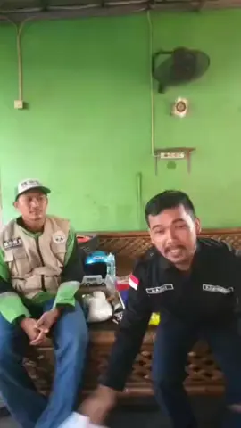 kegiatan silaturahmi ke anak yatim yang muallaf.. kegiatan ini berbagi Sembako dan uang untuk anak yatim... follow dan komen akun ini untuk support terus kegiatan kami... #akangnadjmeeserang #santunananakyatim #mualaf #rosipeduliinsani  #ojol 
