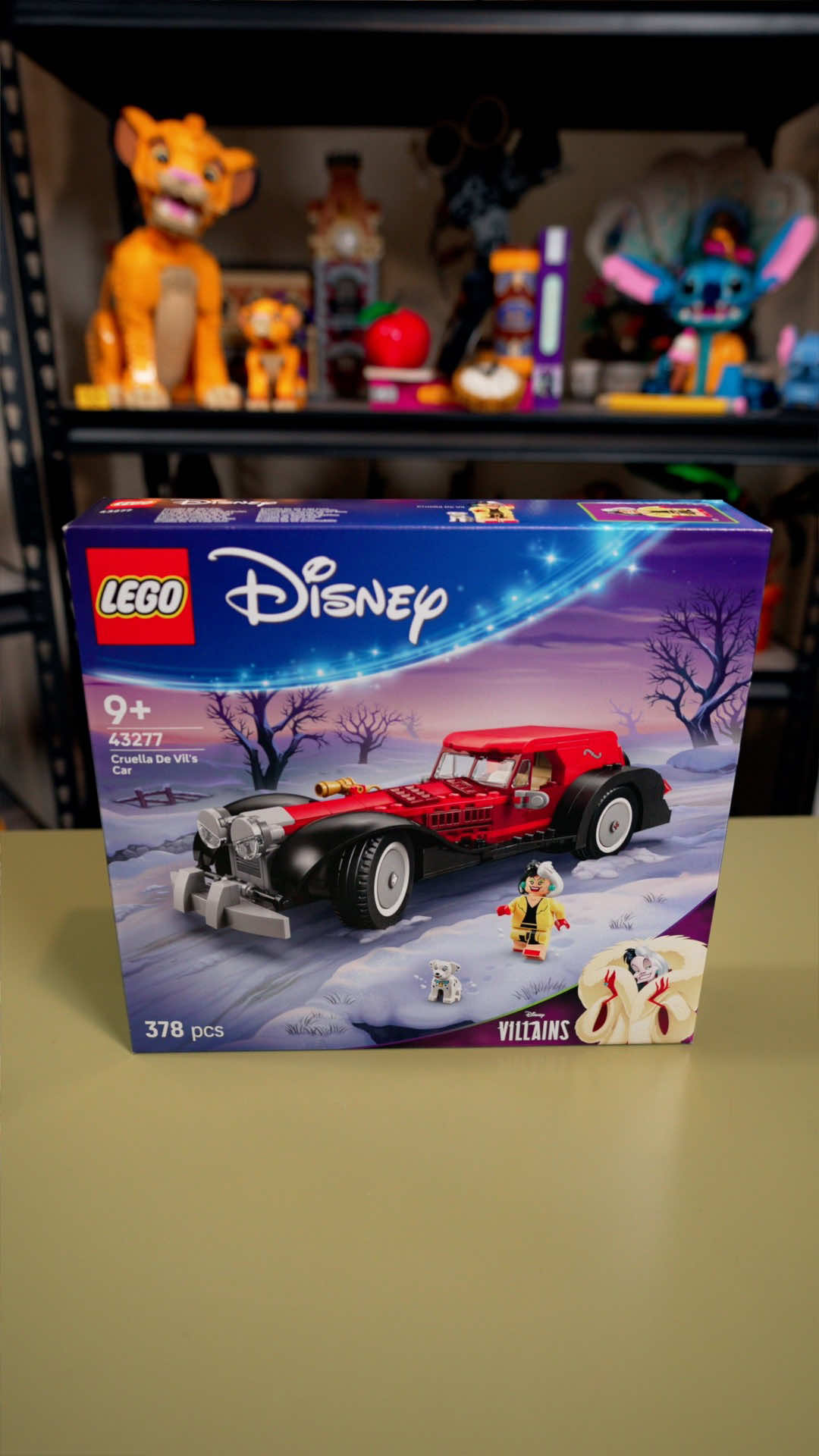 No tenía mucho hype por este set, la verdad… pero después de armarlo, terminó gustándome muchísimo. 43277 | Coche de Cruella de Vil 🐩 El diseño del coche está increíblemente bien logrado. Tiene ese aire clásico y extravagante que define a Cruella, con una combinación elegante de rojo, negro y detalles cromados que hacen que se vea más lujoso que malvado. Además, sorprende lo bien que se siente al armarlo: cada detalle encaja con mucha intención y al final queda como una pieza que no solo representa al personaje, sino que también luce perfecta como display. Está disponible desde el 1 de septiembre y lo puedes conseguir por $1,249 MXN - $49.99 USD - 49,99 € #RLFM #LEGO #43277 #Disney @LEGO @Disney 