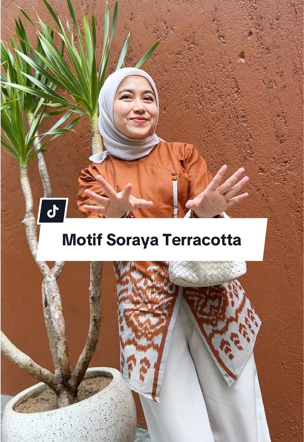 Launcing nanti malam ya bestie, jangan lupa join live bakalan dikasih harga ambyar 😍                                                    #batik #batikwanita #belilokal #gajiansale #promoguncang99 