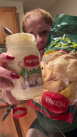 Si eres cubano, sabes lo que es extrañar este sabor. Estas son las clásicas galletas de Pintón que no pelan la boca, súper sabrosas, y vienen con ese toque especial: una ajonesa con sabor a ajo que pica riquísimo. Yo vivo en una zona donde no hay tiendas latinas, así que las pido online… ¡y por eso te dejo el enlace justo arriba de mi nombre! Combo perfecto para un snack que te lleva directo a la infancia. Recomendado 100%. Gracias por ver el video. Tu amiga Daiana  #MiHogarActivo #TikTokShop #SaborCubano #GalletasDeAjo       