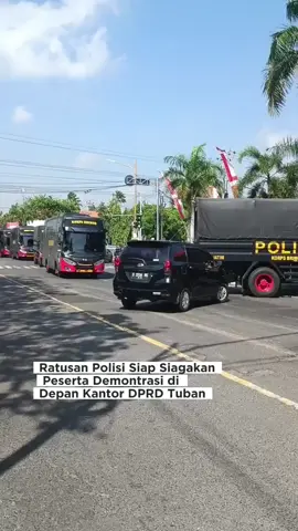 Demi menjaga situasi tetap kondusif dan adem ayem, ratusan aparat kepolisian diterjunkan untuk mengamankan aksi demonstrasi yang akan digelar di depan gedung DPRD Tuban. Aksi tersebut rencananya dilakukan oleh aliansi mahasiswa yang tergabung dalam Himpunan Mahasiswa Islam (HMI) dan Gerakan Mahasiswa Nasional Indonesia (GMNI) Tuban, pada Rabu (03/09/2025). Pihak kepolisian menyatakan siap siaga untuk mengantisipasi potensi gangguan keamanan sekaligus memastikan jalannya penyampaian aspirasi berlangsung tertib dan damai. #beritatiktok #beritatuban #demo #demonstrasi #kabartuban 
