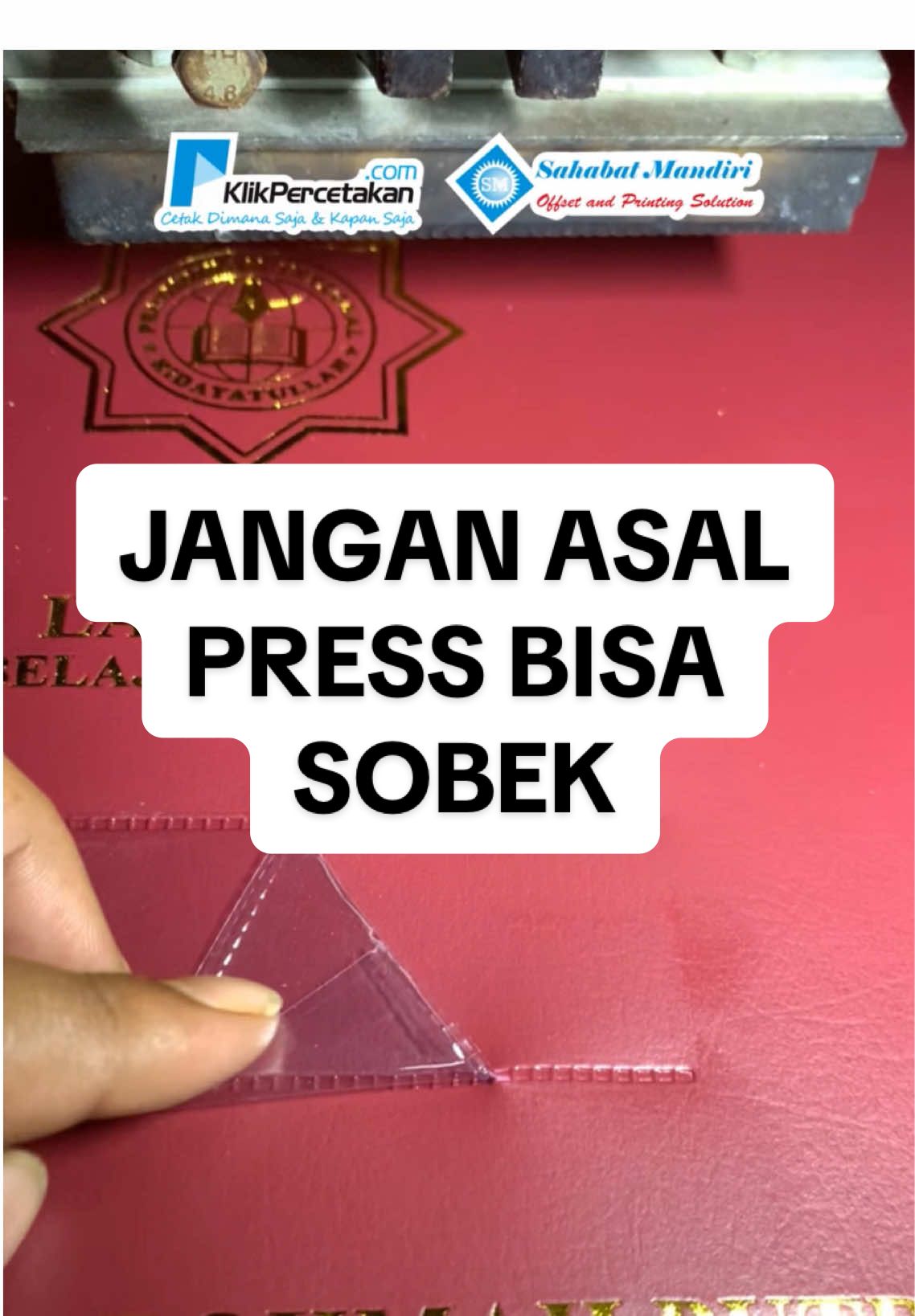 Setiap detail itu penting. Di Klik Percetakan, kami selalu cek satu per satu agar map kuat & rapi. Pesan sekarang, kualitas terjamin! #mapraport #mapijazah #mapwisuda #maphotprint #mapcustom 