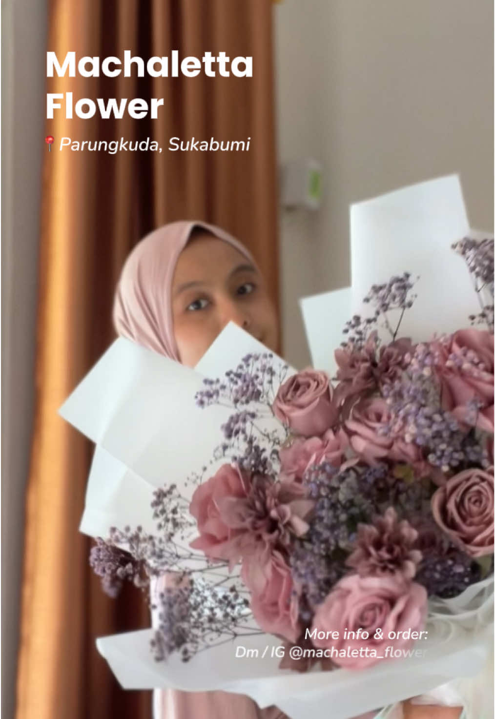 Graduation bouquet. Ada yg request buket tema warna mauve dengan cello putih, cantik banget 💕🌷🌸 #buketsukabumi #buketbunga #buketwisuda #floristonline #sukabumihits 