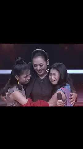 Dinda dan Karunia, keduanya sama-sama lolos bersamaan pada waktu final audisi. Namun, malam itu mereka sama-sama berada di zona tidak aman di TOP 22. Dinda yang punya cita-cita memperbaiki rumahnya harus tersenggol di malam itu. Memang, takdir belum berpihak kepada Dinda untuk terus melaju ke babak berikutnya. Kita semua tau potensi yang dimiliki Dinda, semoga rezeki ia diluar sana makin melimpah. Semangat terus Dinda 🥹‼️ #Viral #DindaDA7 #DangdutAcademy #Indosiar #DA7 