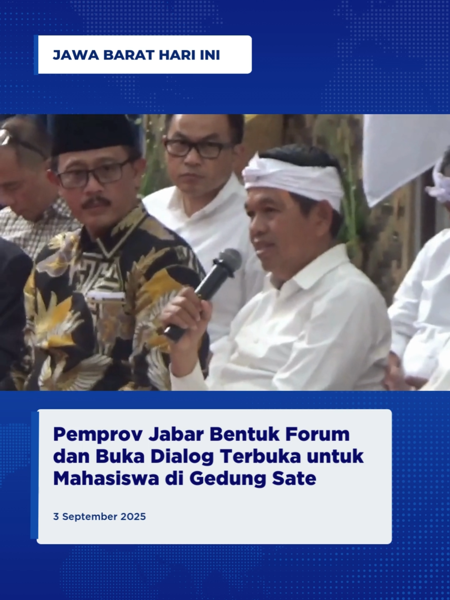 Bandung - Gubernur Jawa Barat Dedi Mulyadi menggelar audiensi bersama para rektor universitas di wilayah Jawa Barat pada Selasa sore. Pada pertemuan tersebut, KDM menyampaikan Pemerintahan Provinsi Jawa Barat telah menyepakati pembentukan sebuah forum khusus bersama sejumlah rektor universitas sebagai respons terhadap dinamika yang tengah terjadi di kalangan mahasiswa. Bertempat di Gedung Sate, Kota Bandung, Gubernur Jawa Barat Dedi Mulyadi mengundang para rektor universitas di wilayah Jawa Barat untuk beraudiensi merespons terhadap apa yang terjadi di kalangan mahasiswa pada Selasa sore. Kegiatan ini pada intinya ingin mendengarkan pemikiran, gagasan, dan orientasi akademik untuk memperbaiki tata kelola pemerintahan di Jawa Barat maupun di pemerintahan pusat. “Tadi sudah ada pertemuan, hasilnya dari pertemuan ini disepakati terbentuknya forum rektor, di mana pada forum tersebut pemerintah tidak memperbolehkan mengintervensi pikiran-pikiran kelembagaan akademik. Rencananya besok akan diadakan pertemuan dengan masyarakat yang pastinya tujuannya untuk memperbaiki sistem pemerintahan agar lebih baik” Ujar Dedi Mulyadi, Gubernur Jawa Barat, Selasa sore (2/9). Selain itu, sebagai bentuk komitmen terhadap ruang dialog, KDM menyatakan bahwa Pemerintah Provinsi Jawa Barat akan membuka forum terbuka bagi mahasiswa. Rencananya, dialog mahasiswa akan dihadiri perwakilan mahasiswa dan akademisi dari 350 hingga 420 perguruan tinggi di Jawa Barat. [Sumber: Agung Jaya Permana] #TVRI #TVRIJawaBarat #MediaPemersatuBangsa