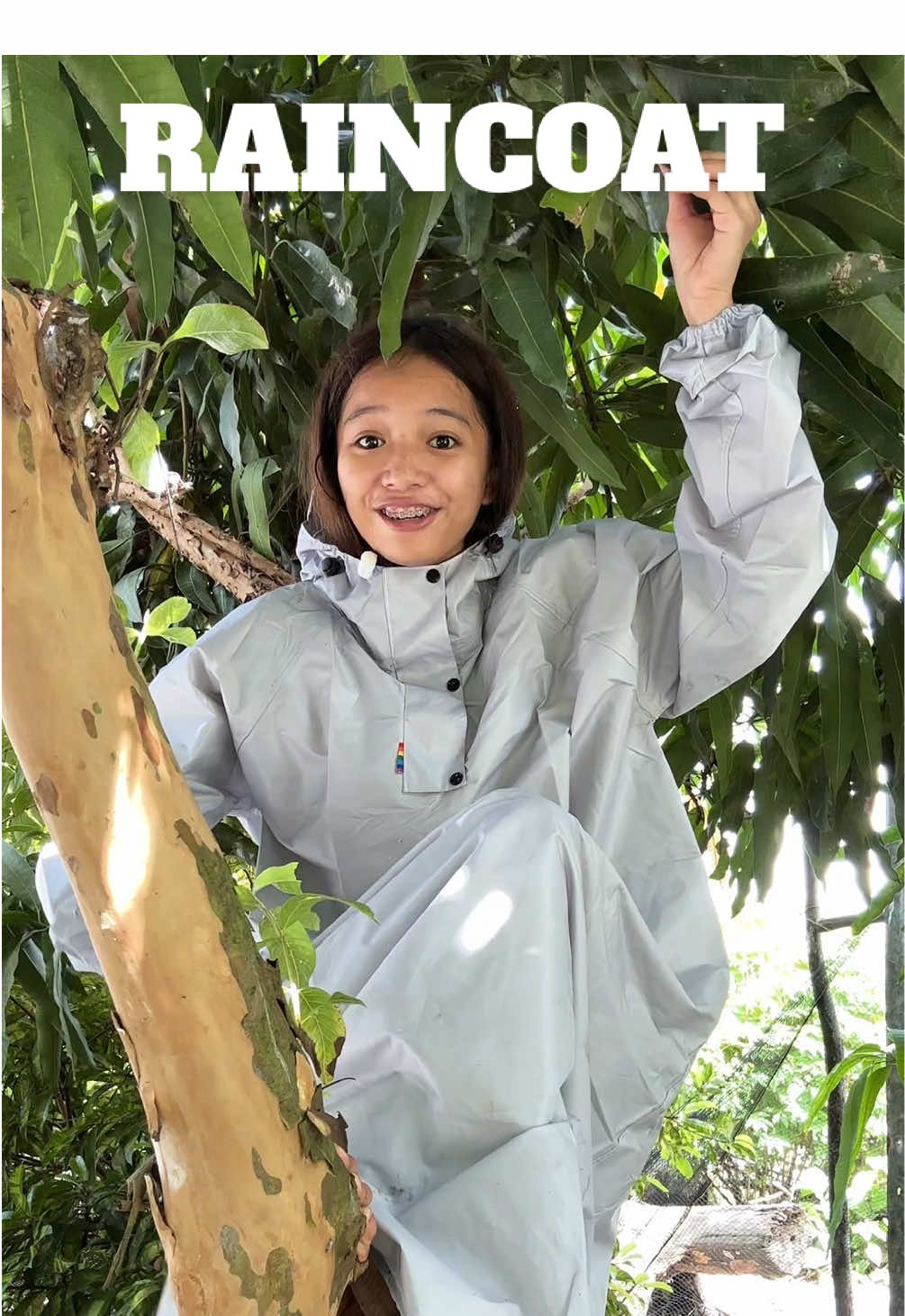 Matibay at waterproof na raincoat tapos ang mura pa kaya swak sa tag-ulan