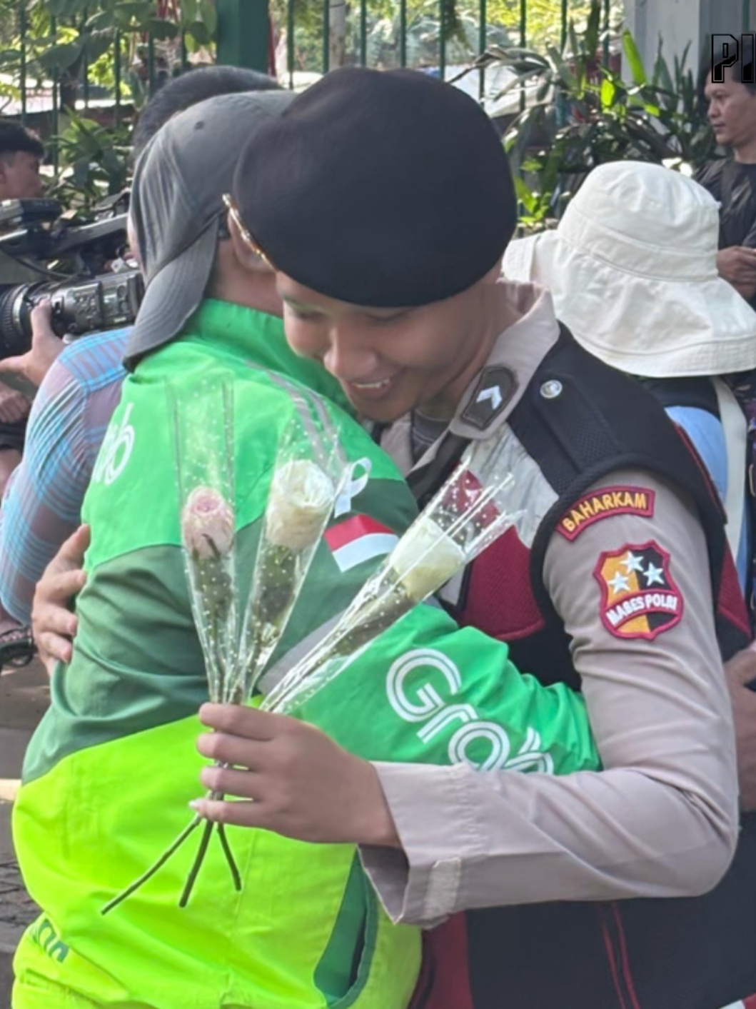 ✨️Tebar Kebaikan, Tebar Kedamaian, Driver Ojek Online Gelar Aksi Damai.✨️ Aksi damai ini menunjukkan komitmen driver ojek online untuk mewujudkan perdamaian dan kebaikan kepada perugas kepolisian. Dengan membagikan salam kedamaian dan pelukan hangat, mereka juga memberikan bunga sebagai wujud bahwa kebaikan dan kasih sayang dapat membawa kita lebih dekat bersama. Semoga aksi damai ini dapat menjadi inspirasi bagi kita semua untuk menjadi agen perubahan dan membawa kebaikan kepada masyarakat. Siap, Terlihat, dan Bermanfaat. @korsabhara @polisi__indonesia @divhumaspolriofficial @divhumas_polri @sahabatpolrii #fyp #fypシ #fyppppppppppppppppppppppp #detasemenperintis #polisi 