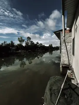 水晶很脆弱，夕阳很快就会褪色。人心难测，相聚又分崩离析 “ Pha lê dễ vỡ , hoàng hôn chóng tàn . Lòng người khó đoán hợp rồi lại tan”