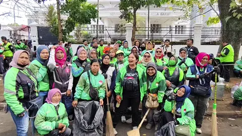 kegiatan bersih bersih depan DPRD Kota BANDUNG #ojol #gojekindonesia #grab #viraltiktok @Humas Kota Bandung @humas.jabar @hmfarhanofficial @Dr.H.Erwin,SE,M.Pd @Gojek Indonesia 
