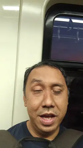 orang buta naik lrt: inside the morning train