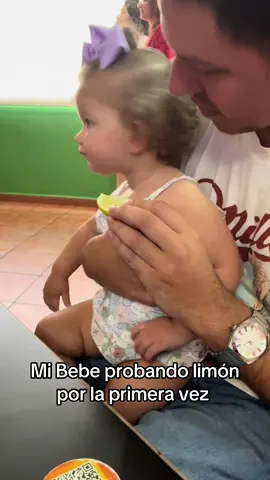 Mi bebé probando limón por la primera vez. Sooo cuteeeee