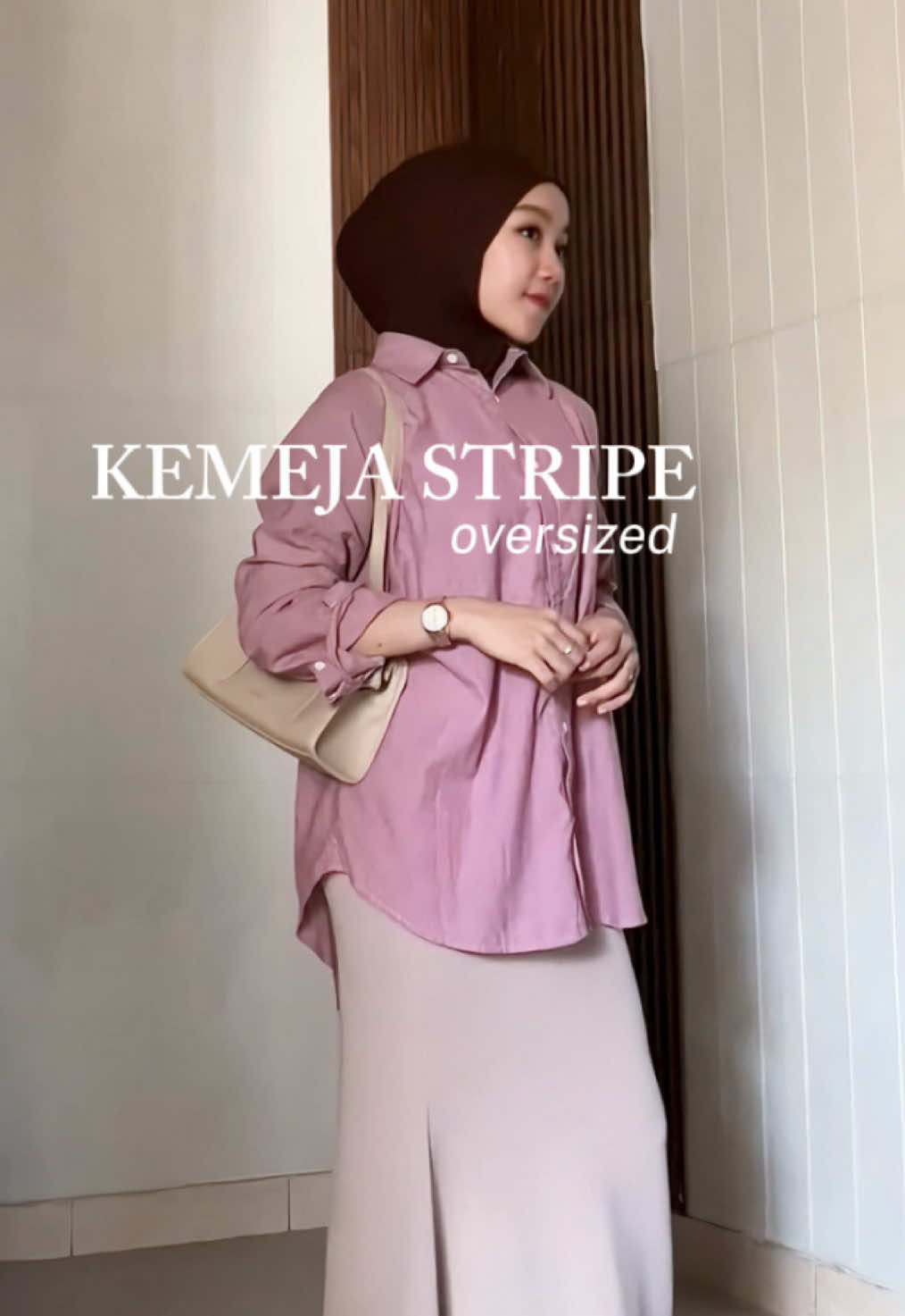 iniii model kemeja stripee yang aku incer tolong!🥹 lagi restockkk browww #kemejaoversized #kemejastripe 