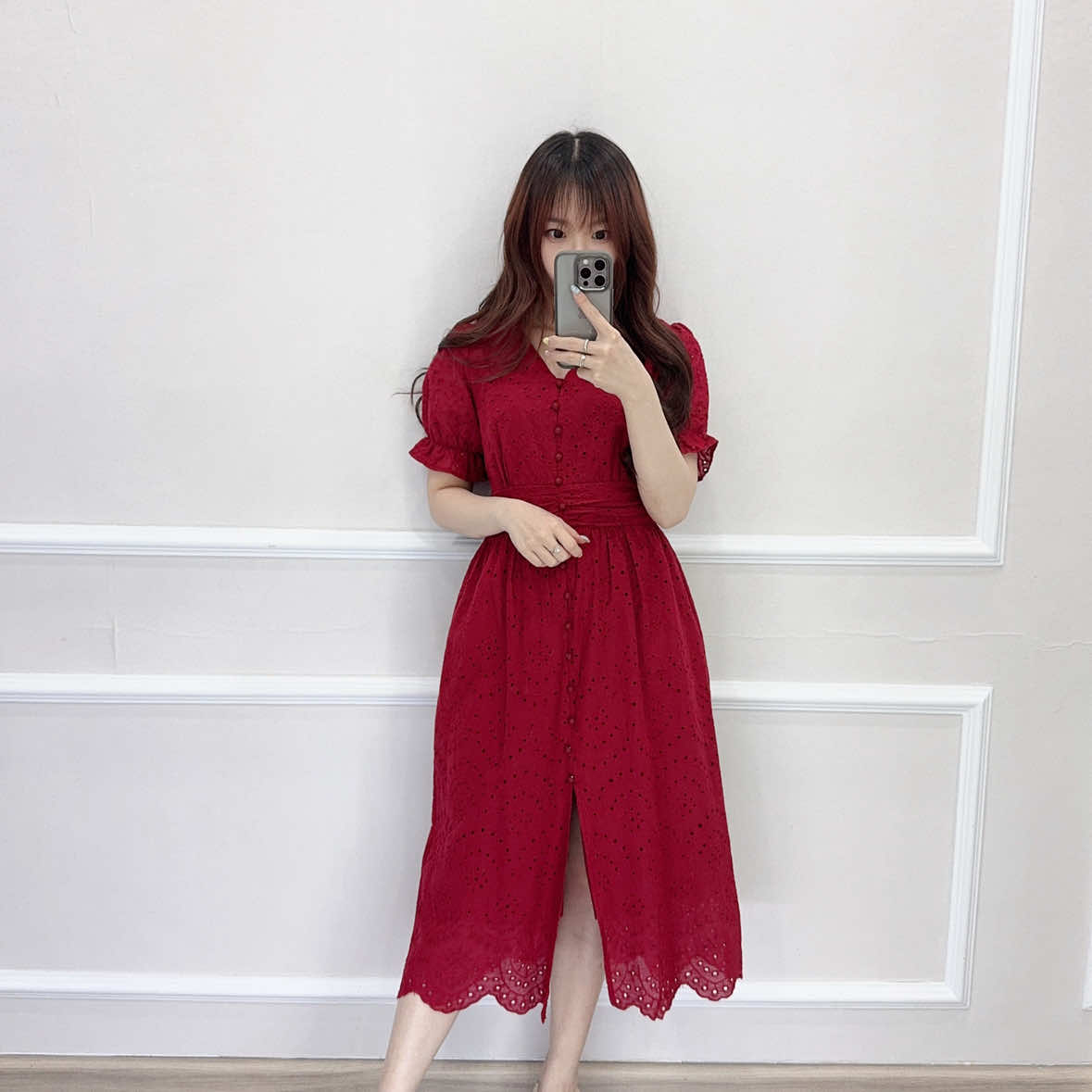 SV 5818 Averina Dress PRICE : 235.000 WS : 220.000 MATT : COTTON EYELET  SIZE : Freesize (Fit to XS-S+) *belakang sleting, kancing hanya variasi Bust : 88cm Waist : 72cm  Hip : 118cm  Lenght : 78cm//110cm Warna : 1. Hitam 2. Maroon 3. Putih Berat : 285gram