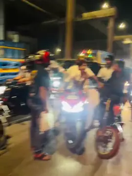 মামুন মদ খায়ে গাড়ি চালাইতাছে 