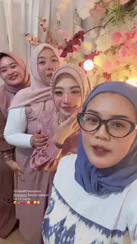 ga sabar mba eka pakai baju pengantin dan mereka pakai baju bridesmaid 🤍🥺 @NAMANYA EKA @ydwn_16 @shanshania13 @ning_nongg  #fyp #engagement #gaeudawisnusatriamuda #mbadyah #mbaeka♡ 