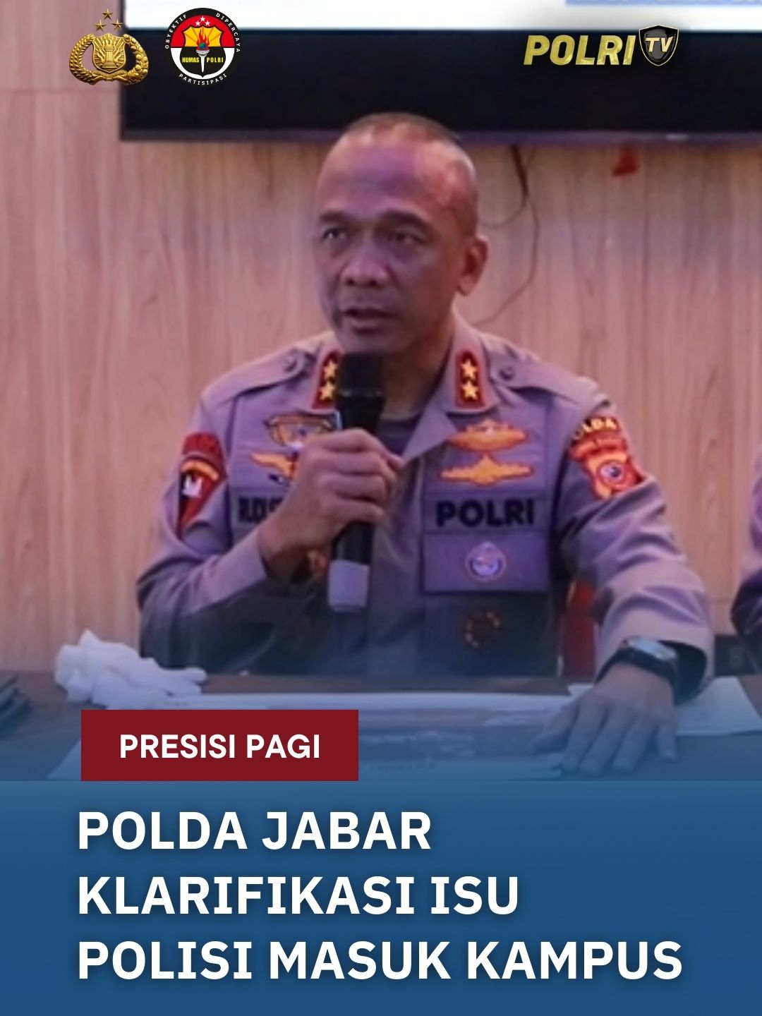 Polda Jawa Barat meluruskan informasi yang beredar terkait tuduhan polisi melakukan penyisiran dan masuk ke dalam lingkungan kampus saat terjadi kericuhan beberapa waktu lalu. Kapolda Jabar Irjen Pol. Rudi Setiawan menegaskan pada Selasa, 2 September 2025, bahwa tidak benar polisi masuk ke dalam kampus, melainkan hanya melintas di jalan umum. Dalam rekaman video yang beredar, salah satu direktur kepolisian bahkan terdengar mengingatkan jajarannya untuk tidak masuk ke area kampus. #polisi #polri #polisiindonesia #indonesia #polripresisi #humaspolri #divisihumaspolri #presisi #polrihumanis