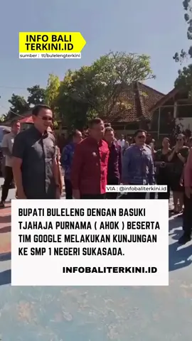 Singaraja semakin kokoh sebagai Kota Pendidikan! Bupati Buleleng, I Nyoman Sutjidra, menghadiri kegiatan pendampingan Kandidat Sekolah Rujukan Google (KSRG) di SMP Negeri 1 Sukasada, Selasa (2/9). Acara ini turut dihadiri oleh Basuki Tjahaja Purnama, Anggota DPRD Provinsi Bali Gede Kusuma Putra, serta Olivia Husli Basrin selaku Country Lead Google for Education Indonesia. 👉 Sejak dua tahun lalu, SMPN 1 Sukasada berstatus sebagai KSRG dan berpotensi naik menjadi Sekolah Rujukan Google (SRG) bila memenuhi kriteria. Saat ini, di Indonesia baru ada 2 sekolah berstatus SRG, sementara SMPN 1 Sukasada adalah satu-satunya kandidat dari Bali dari total 170 KSRG se-Indonesia. 🎉 Sejak Februari 2024, sekolah ini resmi menjadi Sekolah Rujukan Google pertama di Bali, memanfaatkan 153 Chromebook bantuan Kemendikbudristek serta optimalisasi akun Belajar.id untuk meningkatkan kualitas pembelajaran digital. Dalam sambutannya, Bupati Sutjidra menegaskan bahwa digitalisasi pendidikan adalah kunci membangun proses belajar yang interaktif, efisien, dan relevan dengan kebutuhan abad 21. Keberhasilan ini diharapkan makin memperkuat posisi Singaraja sebagai Kota Pendidikan dan mempersiapkan generasi muda menghadapi tantangan teknologi global. Turut hadir Plt. Kadisdikpora Kabupaten Buleleng Made Dewa Sudiarta, Kadiskominfosanti Kabupaten Buleleng Ketut Suwarmawan, dan Camat Sukasada I Gusti Ngurah Suradnyana. 🎥 Video by: tt/bulelengterkini 📌 Source: Protokol dan Komunikasi Pimpinan Buleleng #Buleleng #SingarajaKotaPendidikan #DigitalisasiPendidikan #GoogleForEducation #SekolahRujukanGoogle           