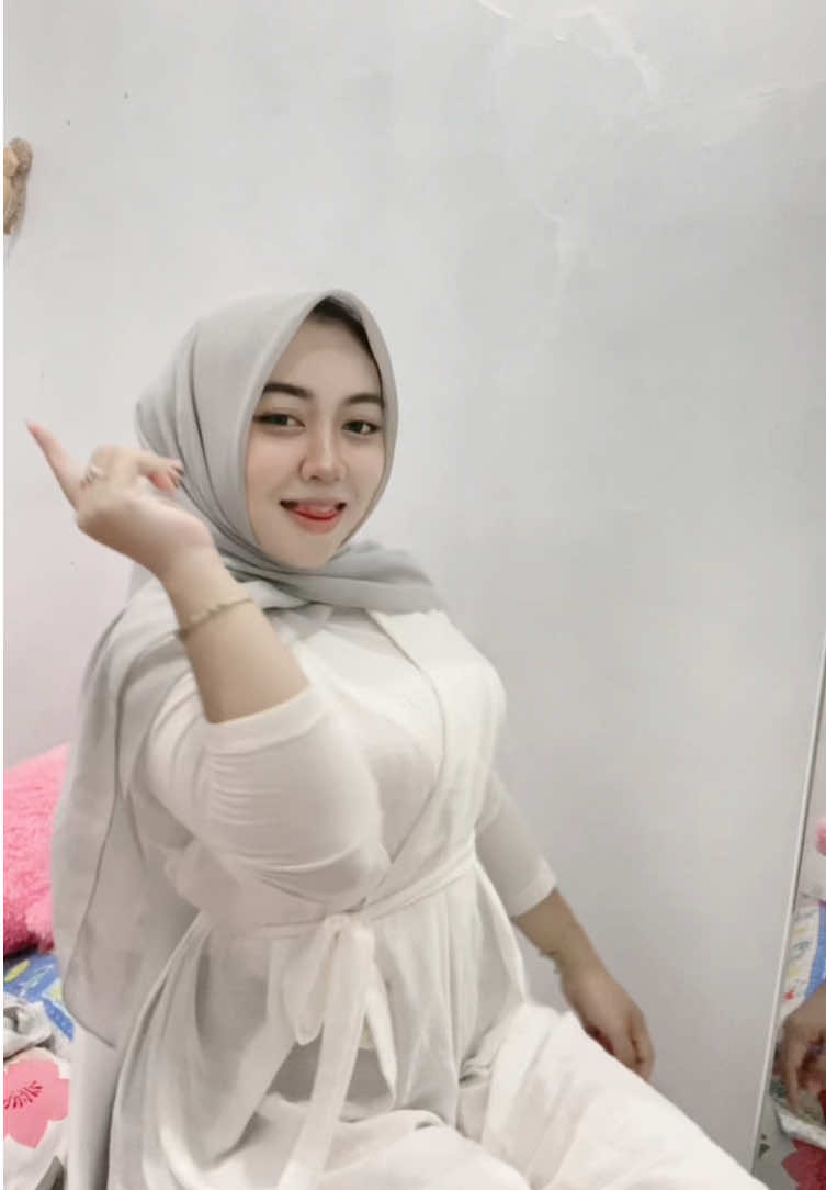 Tangannya gede bgtt🤮