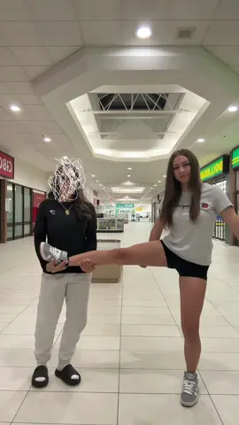 the beautiful queeen made me cover her face @່ 