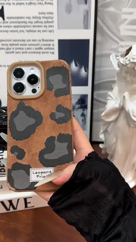 In terms of texture, genuine leather is still the best!📱🤩#tiktokmademebuyit #phonecase #tiktokshopbacktoschool #fashion #tiktok #fyp #fypシ #fypシ゚viral #foryou #foryoupage #fyppppppppppppppppppppppp #art #aesthetic #artistic #stylish #trend #trending #viralvideo #tiktokshop #phone #iphone #leopard #leopardprint #suede #caee #texture #iphonecase #tiktok?video❤️likeforyou 