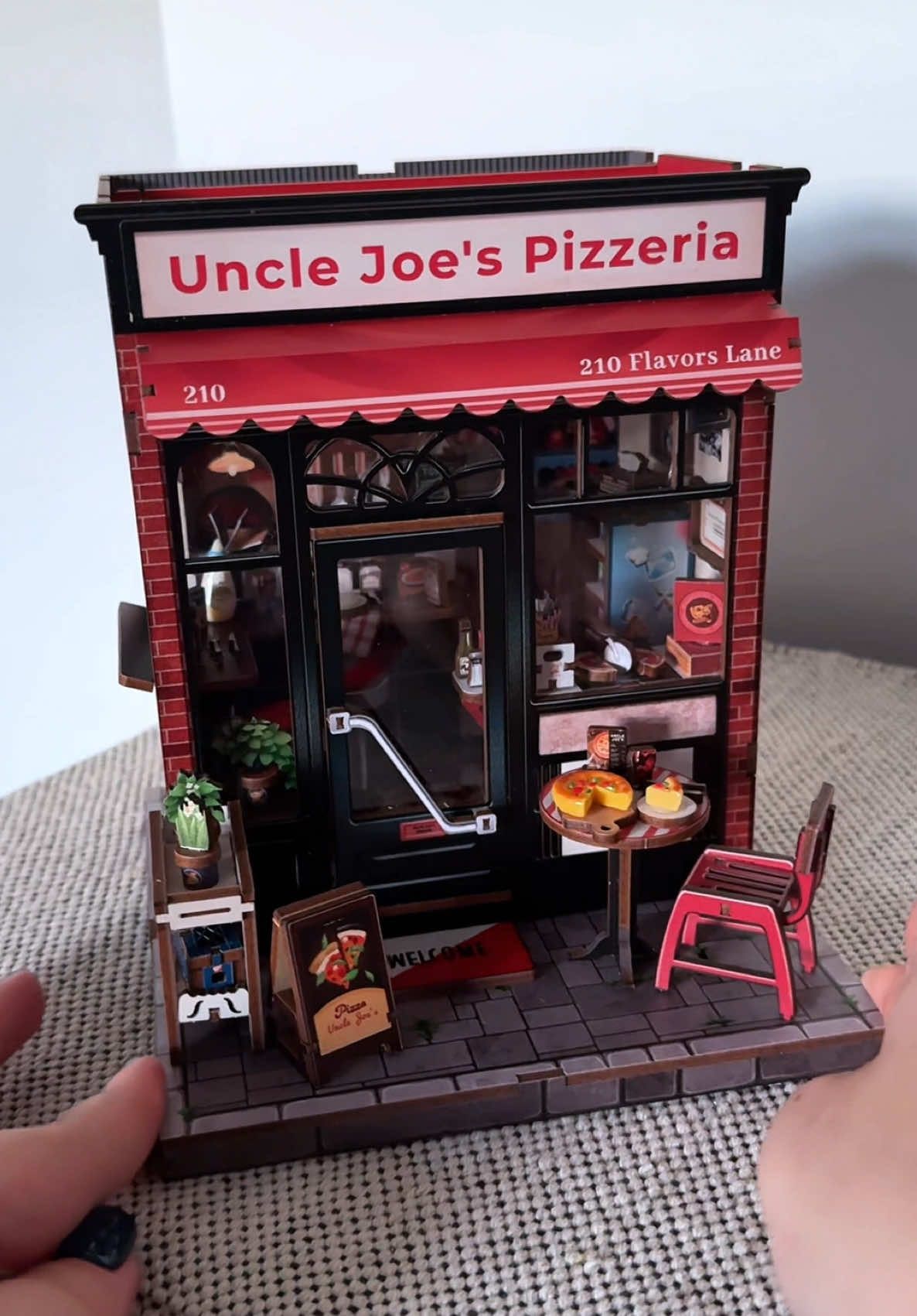 How cute is this Uncle Joe’s Pizzeria book nook 😍🍕 @CUTEBEEOFFICALSHOP #cutebee #cutebeebooknook #booknook #miniaturehouse #3dpuzzle 