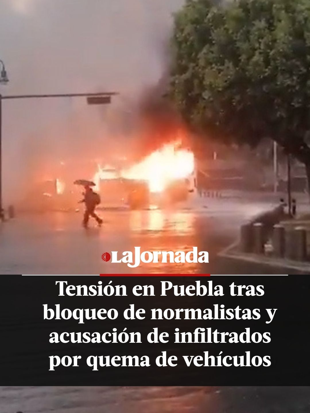🚧 Puebla en tensión 🚧 Normalistas bloquean calles y denuncian infiltrados incendiando autobús y patrulla. #Puebla #Normalistas #Protesta #Teteles