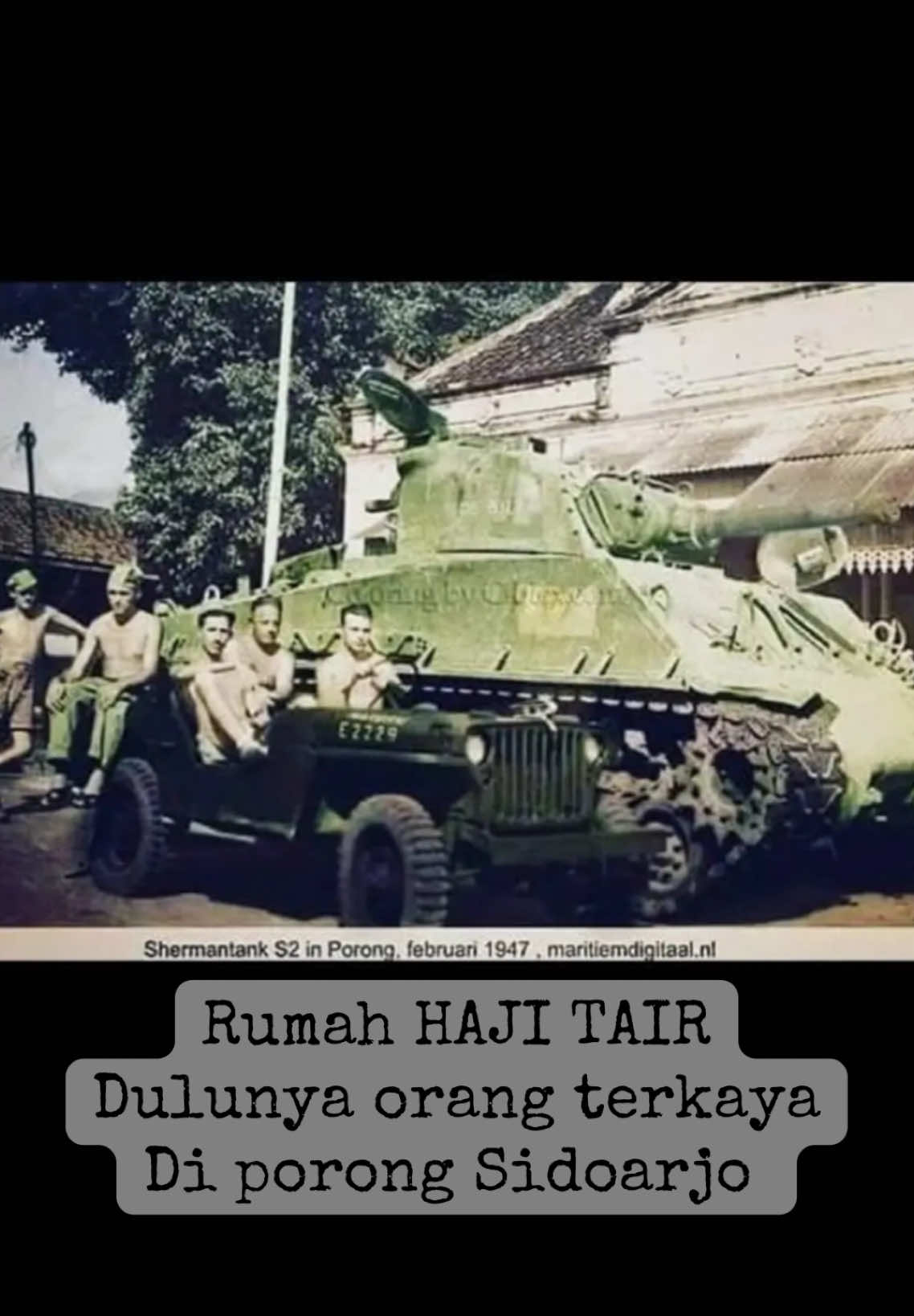 Foto ini merupakan foto asli waktu jaman awal Indonesia merdeka .dan rumah inipun sudah berdiri jauh sebelum Indonesia merdeka.dulunya pemilik rmh ini merupakan orang terkaya dan terpandang di daerah porong Sidoarjo,namanya HAJI TAIR dan walaupun sekarang sudah jarang di huni.tetapi rumah ini tetap kokoh berdiri hinga saat ini (sumber dari cucu HAJI TAIR) Bagi temen2 yg penasaran dalamnya bisa komen vt ini #fyp #viral #sidoarjo24jam #angker #mistis 