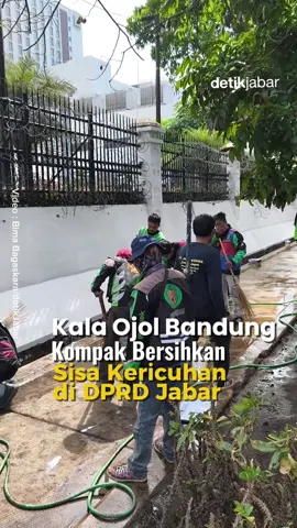 Akang & teteh ojol, cing sarehat ageung rizkina🥹🥹🥹 Suasana depan Gedung DPRD Jawa Barat, Jalan Diponegoro, yang sebelumnya dipenuhi sisa-sisa kericuhan, kini tampak lebih bersih dan rapi. Pada Rabu (3/9/2025) pagi, seratusan driver ojek online (ojol) datang menggelar aksi solidaritas dengan membersihkan kawasan tersebut. Mereka membawa perlengkapan seadanya sapu lidi, pengki, ember, hingga cat dan kuas. Ada yang menyapu jalanan, ada yang membersihkan trotoar, ada pula yang sibuk mengecat ulang tembok pagar gedung yang sebelumnya penuh coretan dan noda hitam akibat aksi pembakaran. 