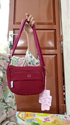 Tas selempang simpel dan awet dan bisa di pakai untuk kemana aja yang mau order di keranjang kuning #taswanita #tasselempangwanita #selempangwanita #taswanitaselempang #fyp #tasviral #pioma #opiobags 