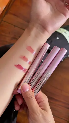 Hổng biết son này sài êm không chứ em mua 4 cây roài đó🥰🥰 #sonduongcomau #sonduongmoi #aphydy 