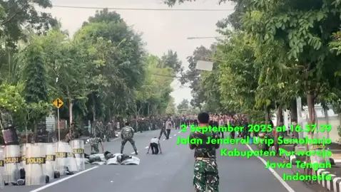 daripada gabutt TNI dan polri lomba lari di depan gedung DPRD😅 #fyppppppppppppppppppppppp #semuaorang #purworejo24jam 