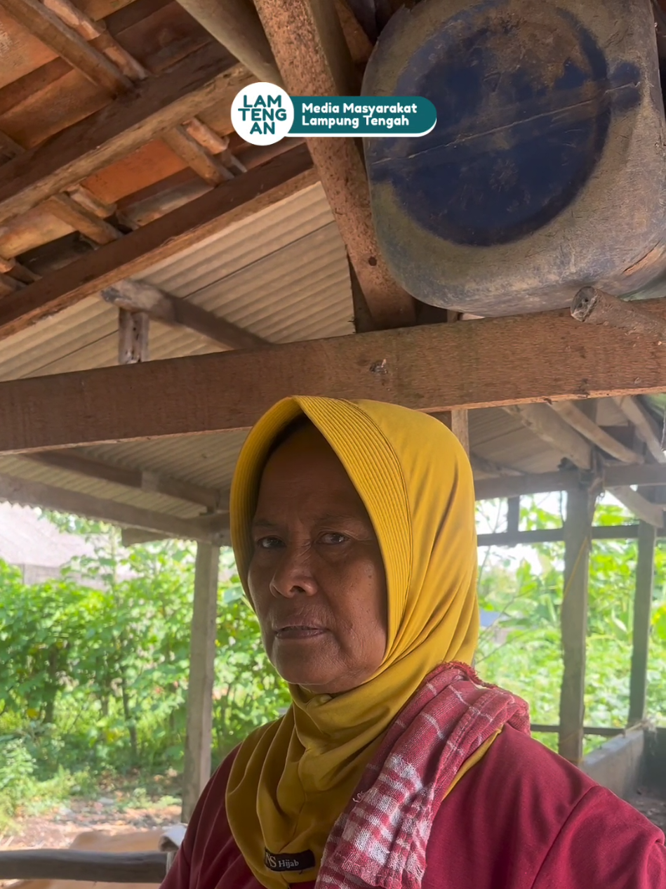 Kabupaten Lampung Tengah memang tidak memiliki garis pantai, tapi hasil alam dari sungainya sangatlah melimpah ruah. Ikan yang tumbuh dengan sehat dan besar-besar menjadi potensi kuliner yang potensial.  Terbukti, RM Nasi Tiwol Lina Podo Moro yang berlokasi di Kecamatan Rumbia ini, bisa bertahan hingga -+ 20 tahun lamanya dengan memanfaatkan hasil alam tersebut.  Langganan siapa ini? Nasi Tiwol plus Ikan Gabus yang diberi kuah, mantap banget! Pengalaman memang gak bisa bohong.  📹 : Video © Media Lamtengan _____________________________,  Follow @lamtengan untuk informasi menarik lainnya seputar Kabupaten Lampung Tengah #lamtengan #lampungtengah #beguwaijejamowawai #medialampungtengah #DiLampungTengahAja 