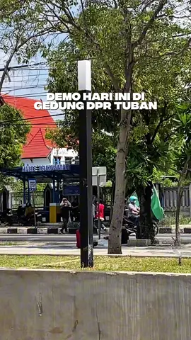 Berdasarkan Surat edaran yg tersebar Demo berjumlah 50 Orang dari Mahasiswa dan  400 Personil Kepolisian turut mengamankan aksi.. Boleh Demo sampaikan Aspirasi anda tapi Ingat Kita jaga Tuban Tetap Adem Ayem .. #tubancekrek 
