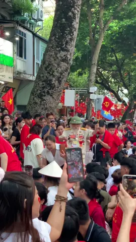 “Thời gian có thể làm bạc mái đầu, nhưng không thể xóa nhòa ký ức hào hùng .Người lính năm xưa, cựu chiến binh hôm nay – mãi mãi là anh hùng trong lòng dân .” #tiktok #viral#fyp #a80 #dieubinh 