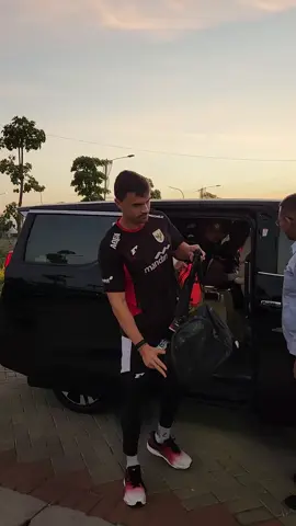 Emil audero tiba di surabaya kemarin langsung menjalani latihan di lapangan ABC di komplek stadion GBT Surabaya #timnasindonesia #fifamatchday #emilaudero 