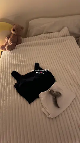 relaxing at night with @Elevate games 💭☺️🧸🕯️🤍 🌱 #cozytok #pinterestaesthetic #cozygames #nightroutine #asmrsounds  
