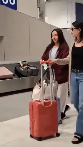 their airport looks are always so cool #srchafreen #beckysangels #FreenBecky #ฟรีนเบค  #FreenBeckyWelcomeToLATAM 