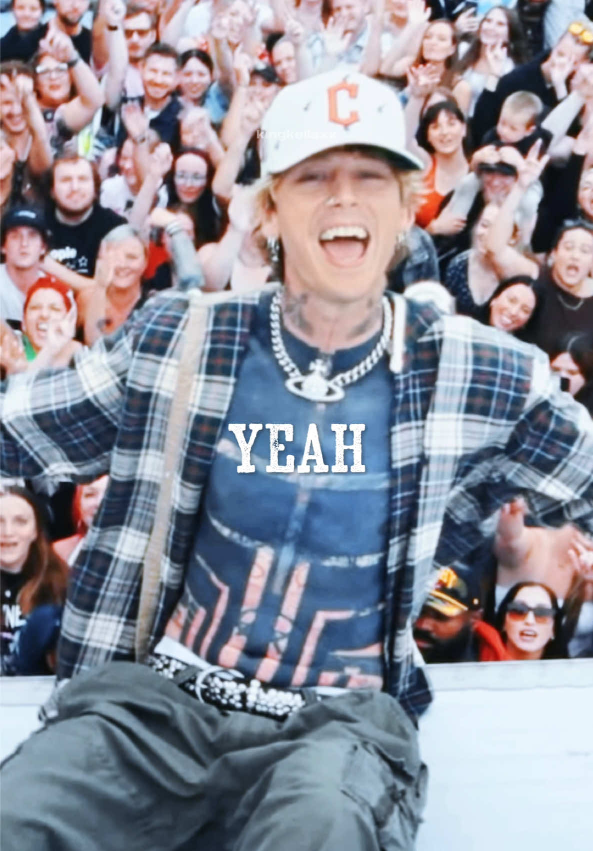 i don’t wanna to go out everybody sucks >>> tell me what’s up @mgk out now 👆🏼 #newmusicvideo #mgk #machinegunkellyfans #estxx 