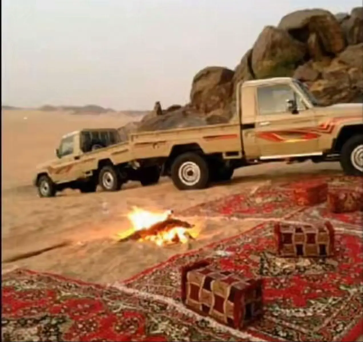 ياصاحبي خل قلبي يدله احلآ له القلب لا سج عن موضوعك اريح لي يامحسب الوقت معكم يسمحلي اوصاله ولا سمح لي ولا طاريه يسمح لي أنا ليا جيت عندك صابني حااله جوارحك كلبوها عنك تشرح لي اعرف ملامح عيونك ويش تعنآ له لاصار منته بصادق لا تلمح لي الوضع مزري ويؤسف له ويرثاله حاول على وضع يصلح لك ويصلح لي اما اعتبرني ذكي منت بعلى باله ولا اعتبرني غبي مره ووضح لي إلى متانا وحنا على ذا الحاله تقودني للخطاء واخطي وتسمح لي
