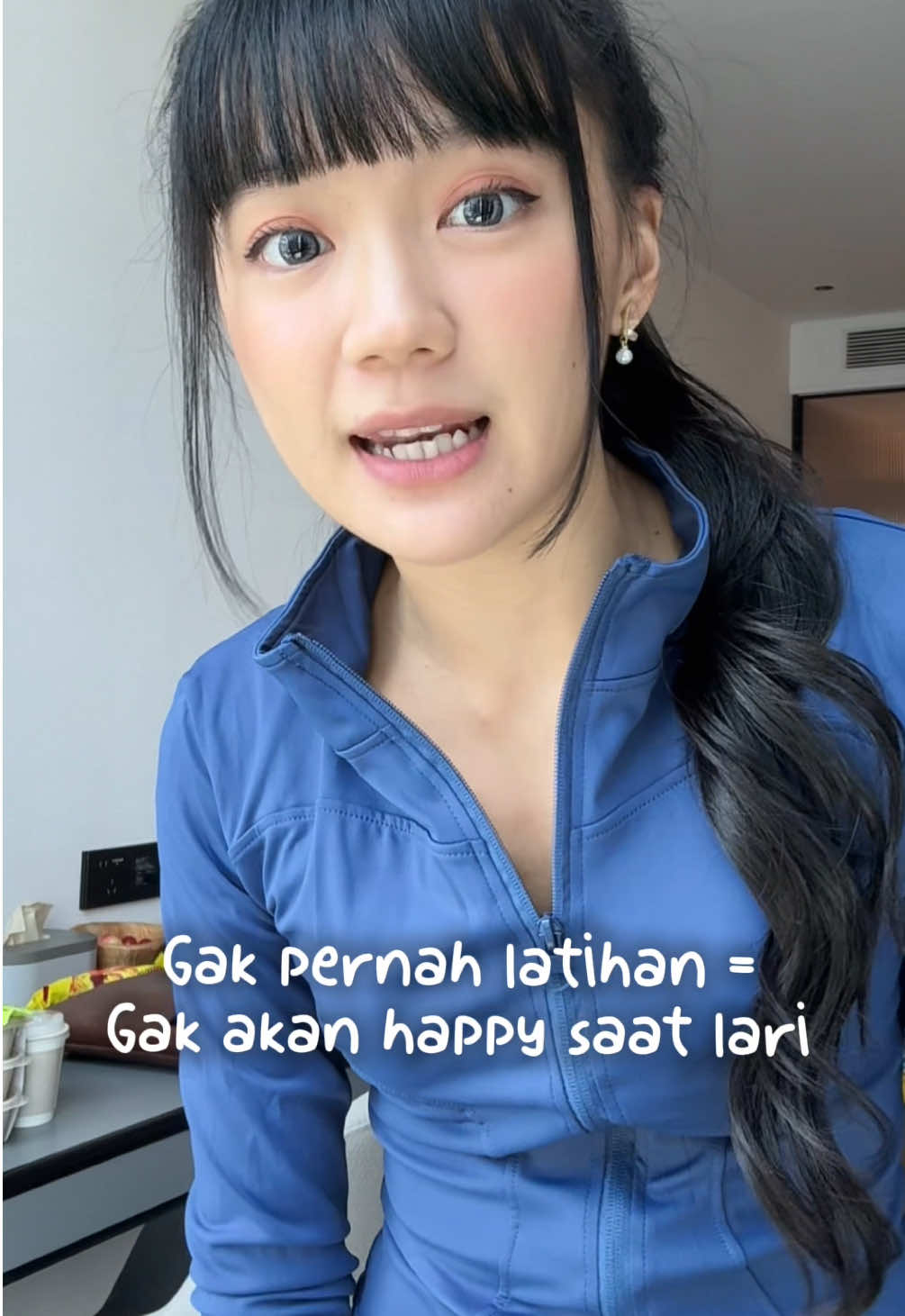 Catet🫵🏻 kalau mau lari happy, Harus enjoy dan dinikmati 🤝🏻 Plus jangan lupa prepare supaya abis lari tetep glowing 👍🏻 Wajib : pake sunscreen ✅ Aku skrg jug suka pake jaket yg nyaman supaya kulit terlindungi dannn minum vitamin biar kuaaat !! Cek keranjang kuning yaa •  #jaketolahraga #sunscreen #vitamin #swisse #tiktokshop 